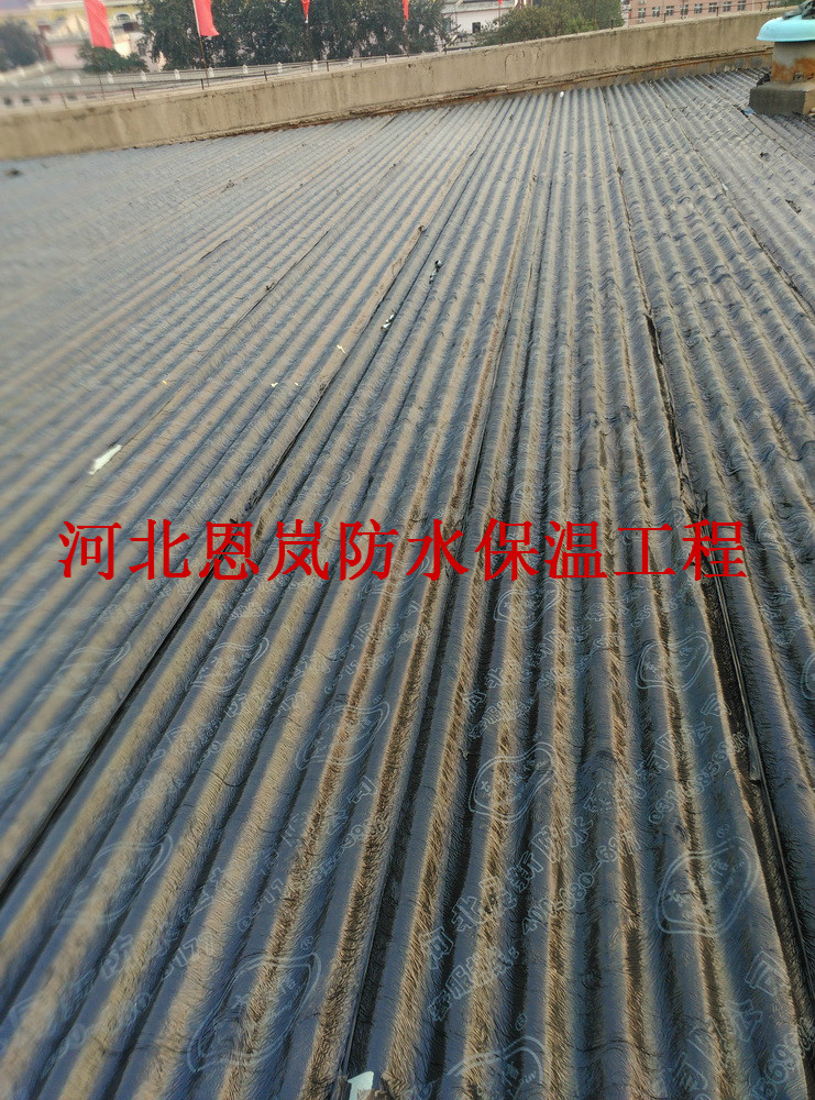 河北會堂彩鋼屋頂防水施工現(xiàn)場彩鋼防水