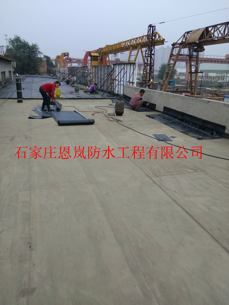 西兆通博山鋼材市場屋頂防水維修施工現(xiàn)場